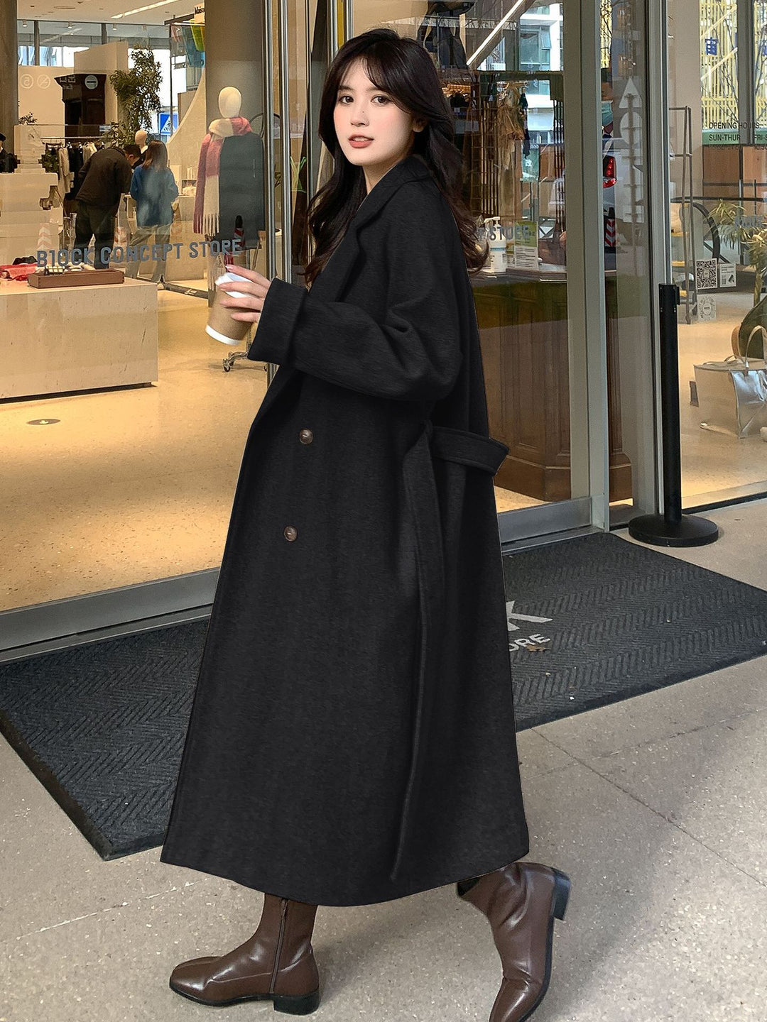 Damen Lang geschnittener Wollmix-Trenchcoat mit Taillenband und kastiger Schulterpartie Echoarchiv