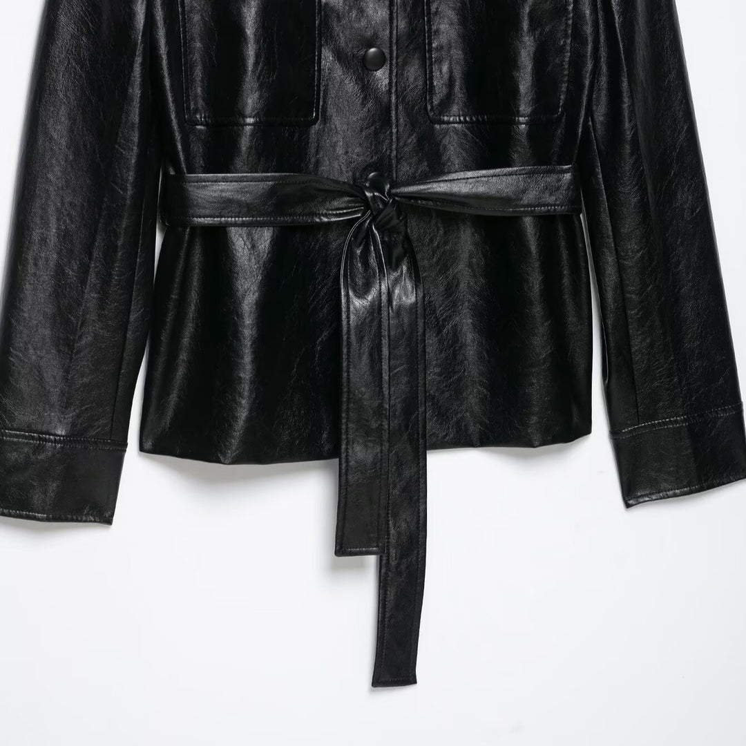 Damen Taillierte Kunstlederjacke im Trenchstil mit Stehkragen, Pattentaschen und Bindegürtel Echoarchiv