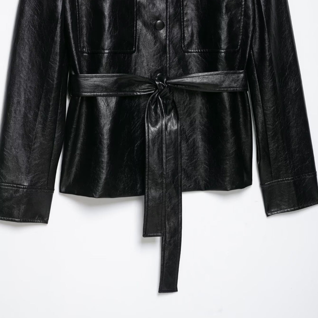Damen Taillierte Kunstlederjacke im Trenchstil mit Stehkragen, Pattentaschen und Bindegürtel Echoarchiv