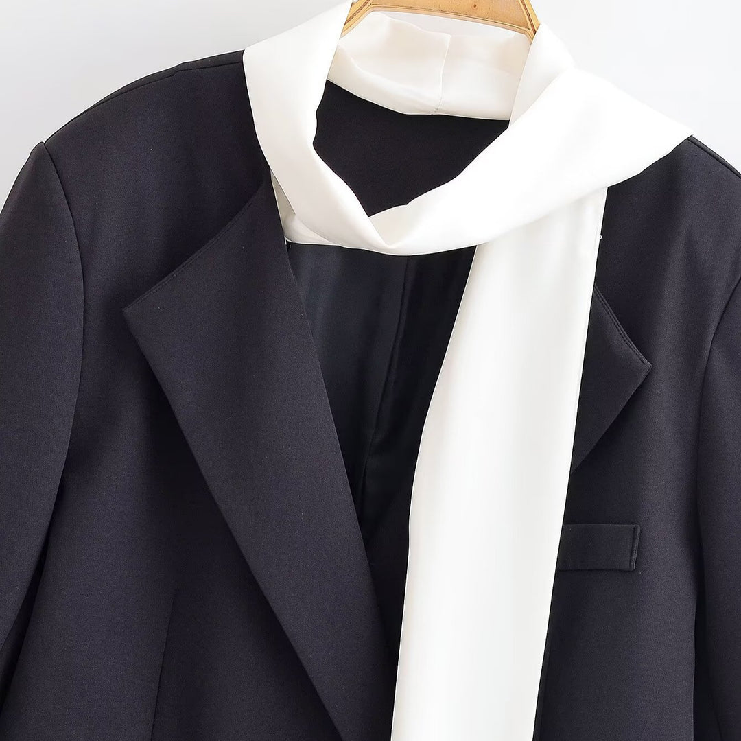 Damen Kurzer Blazer mit angenähter Schluppen‑Krawatte und Pattentaschen Echoarchiv