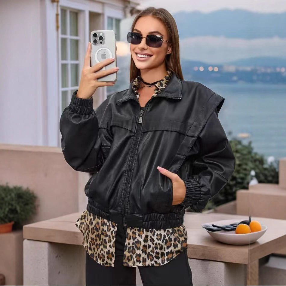Damen Cropped Jacke im futuristischen Biker-Look aus veganer Lederoptik mit hohem Stehkragen und elastischem Saum Echoarchiv