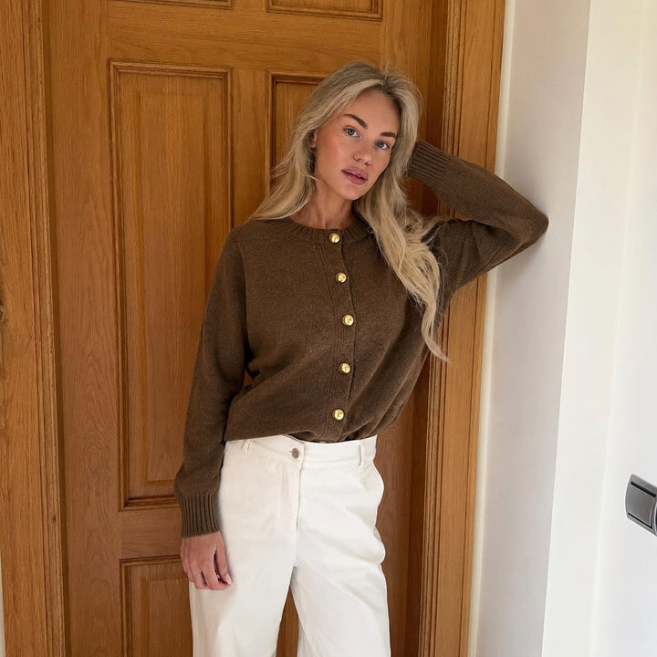 Damen kastiger Feinstrick-Cardigan mit goldfarbenen Zierknöpfen und gerippten Bündchen – Veloura