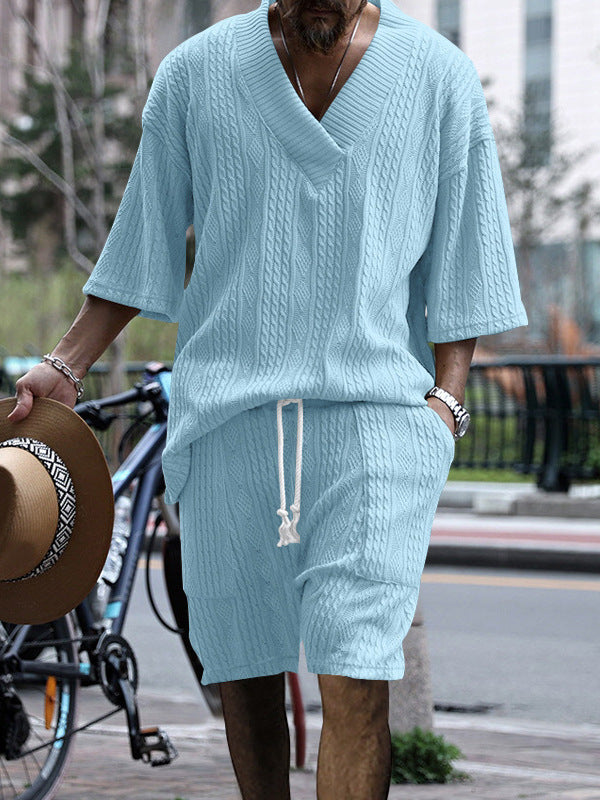 Herren lässiges Freizeit-Outfit aus atmungsaktivem Material mit kurzer Hose und V-Ausschnitt Echoarchiv