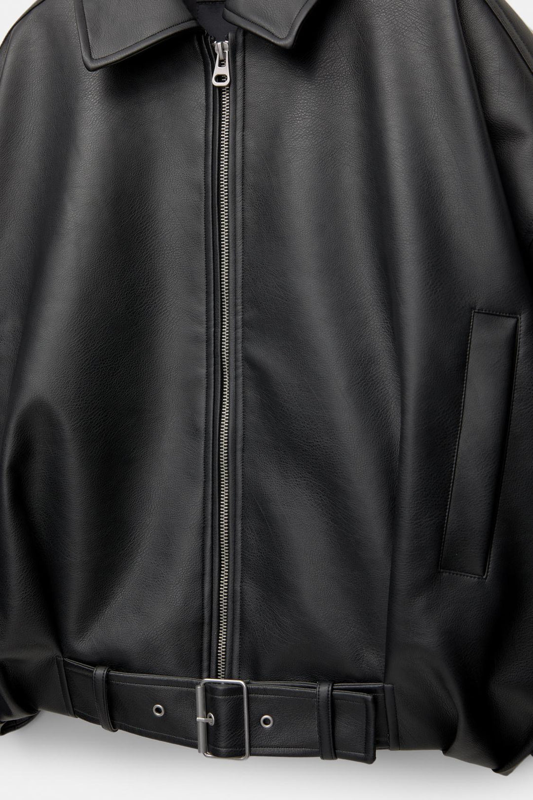 Damen nan kurz geschnittene Kunstlederjacke mit durchgehendem Reißverschluss und taillierendem Gürtel Echo Archiv