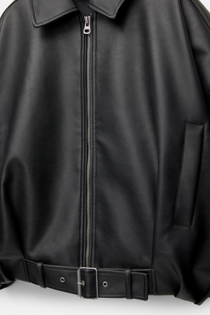 Damen nan kurz geschnittene Kunstlederjacke mit durchgehendem Reißverschluss und taillierendem Gürtel Echo Archiv