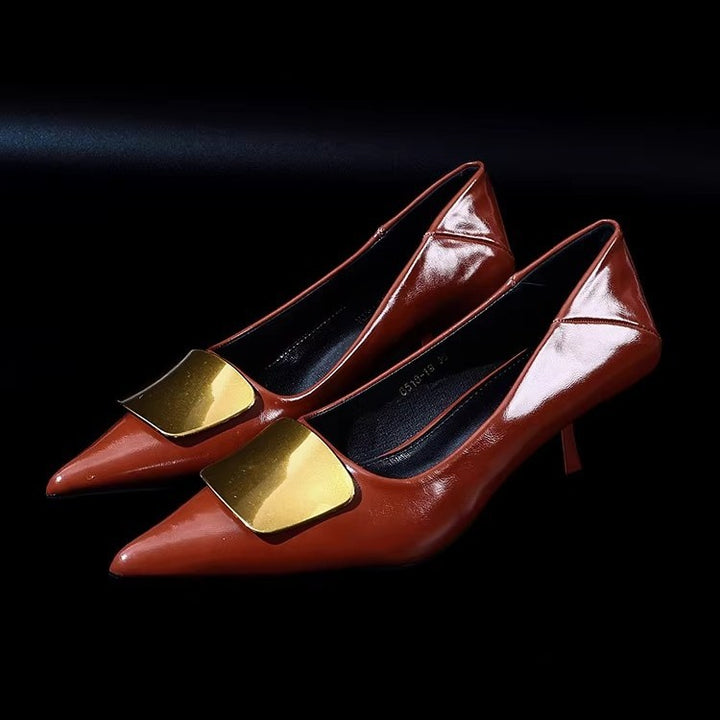 Damen Spitz zulaufende Lack‑Pumps mit niedrigem Kitten‑Absatz und dekorativer Metallapplikation – Lioré