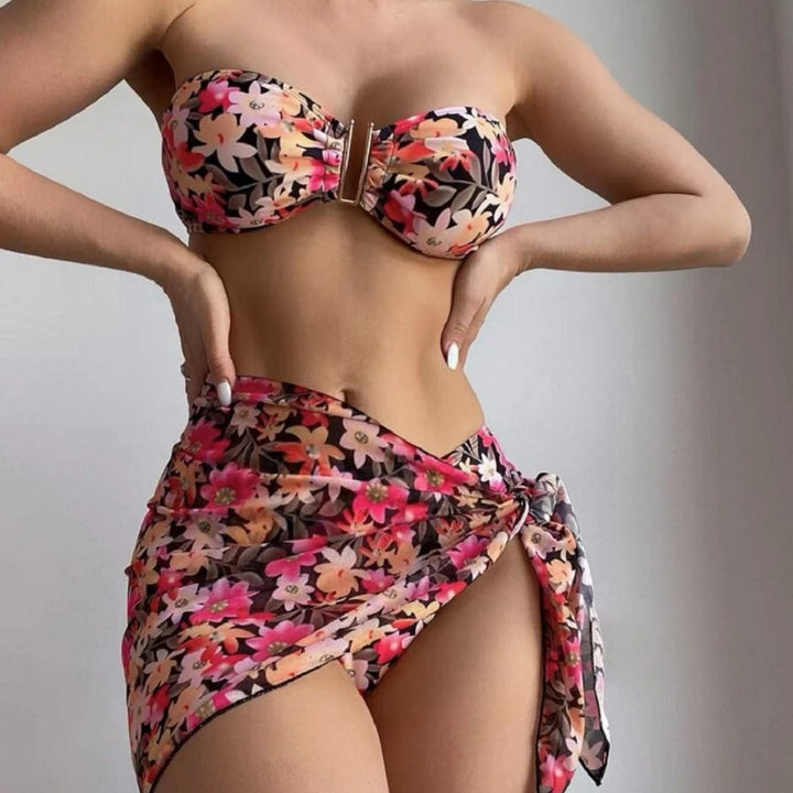 Damen Bikini-Set mit elegantem Bandeau-Oberteil und floralem Wickelrock Echo Archiv
