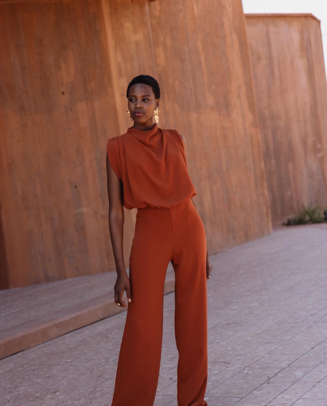 Damen Eleganter Jumpsuit mit hochgeschlossenem Kragen und weiten Beinen Echo Archiv
