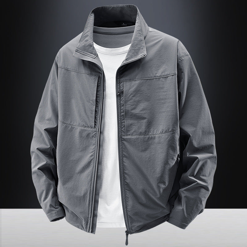 Herren Leichte urbane Windjacke mit Stehkragen, wasserabweisender Gewebemischung und verdeckten Reißverschlüssen Echo Archiv