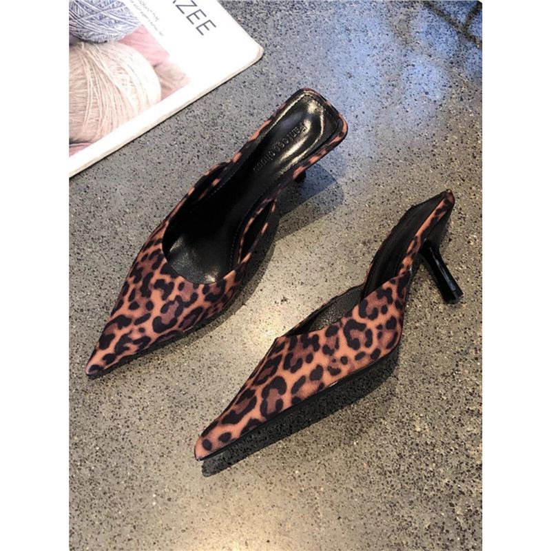 Damen Spitz zulaufende Mule mit Leopardenprint und niedrigem Kitten-Absatz – Avérine