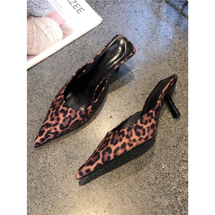 Damen Spitz zulaufende Mule mit Leopardenprint und niedrigem Kitten-Absatz – Avérine