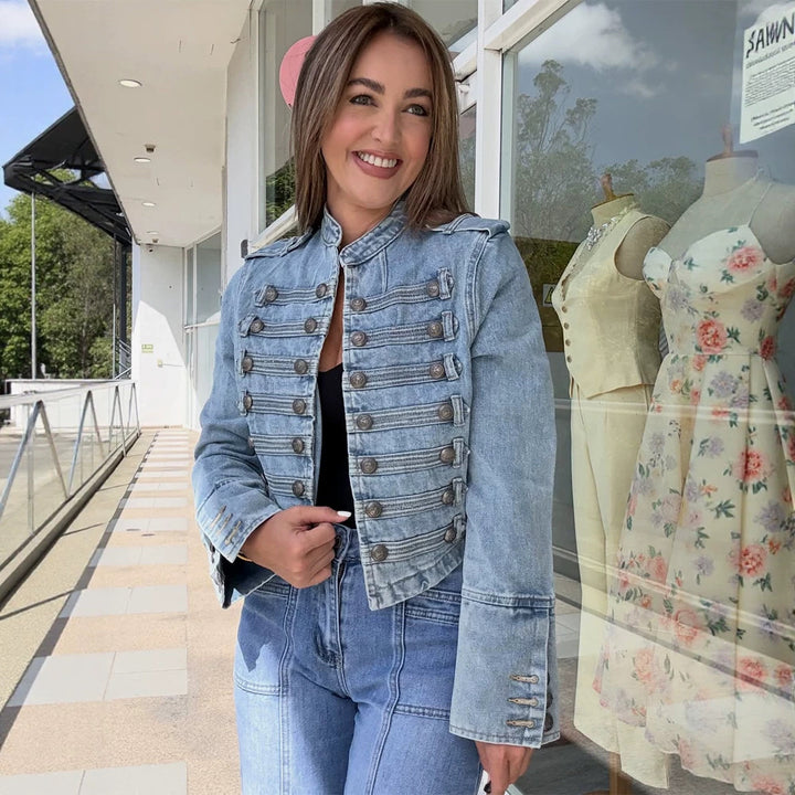 Damen Kurz geschnittene Jeansjacke im militärisch inspirierten Stil mit dekorativen Knopfleisten Echoarchiv