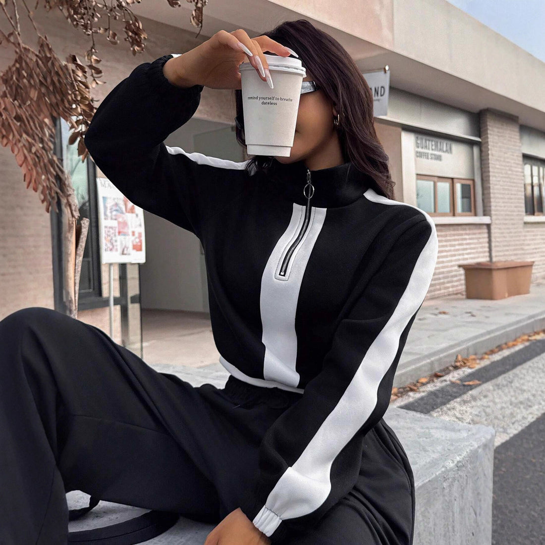 Damen kurzes Sweatshirt mit Halbreißverschluss und elastischer Bund Jogginghose Set – Avérine