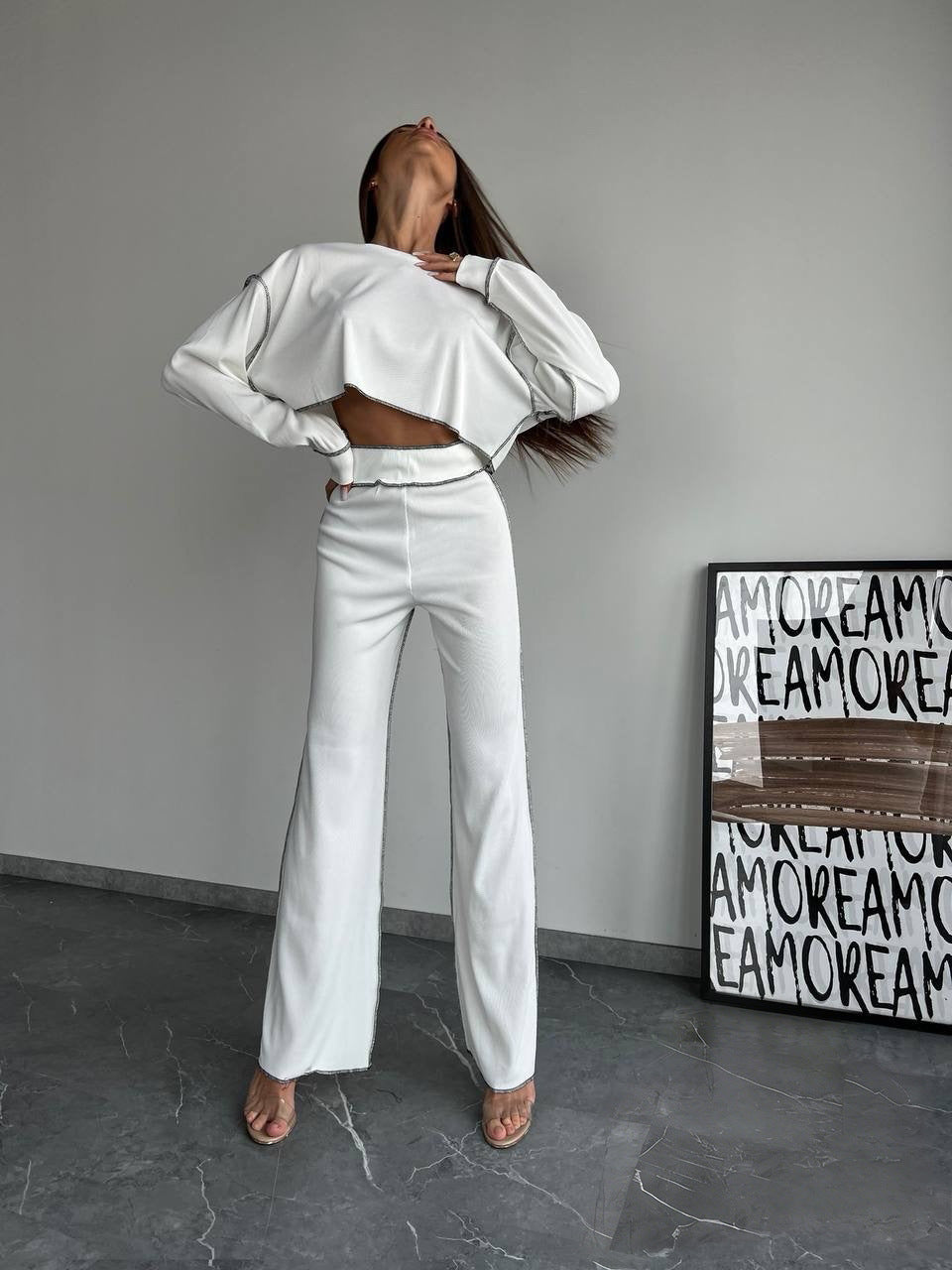 Damen Cropped Oversized-Sweatshirt mit Overlocknähten und High-Waist ausgestellter Hose Set – Avérine