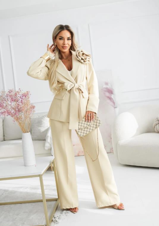 Damen Elegantes Oversize-Blazer-Set mit rosafarbener Rosenapplikation und Highwaist Weitbein-Hose – Valéne