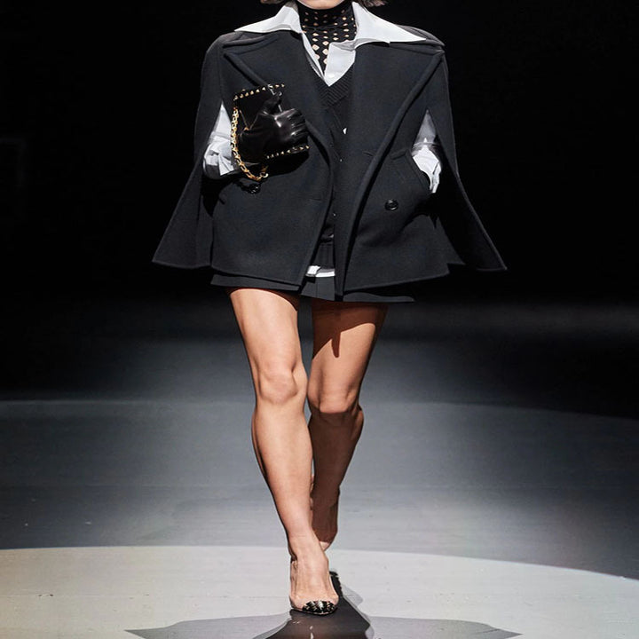Damen Kurzer Cape‑Blazer im minimalistischen Tailoring mit kastiger Silhouette Echoarchiv
