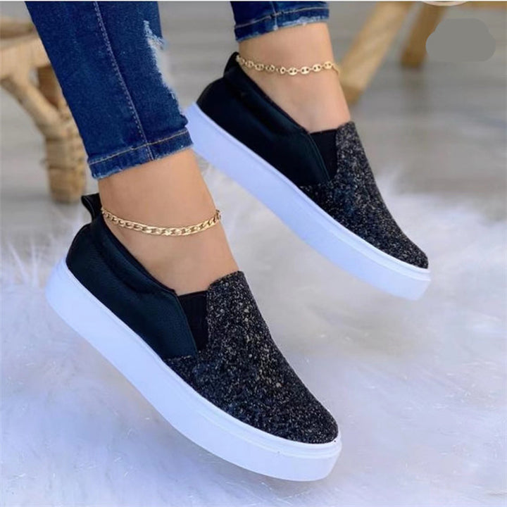 Damen Slip-On Plateau-Sneaker mit Glitzerfront, gepolstertem Fersenbereich und weißer Profilsohle – Névara