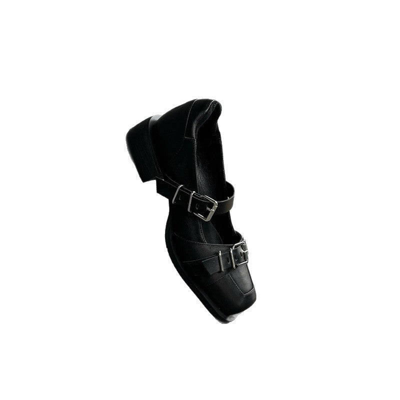 Damen Spitzer Mary-Jane-Loafer mit Schnallenriemen, Nietenbesatz und geprägtem Flammenmotiv – Lioré