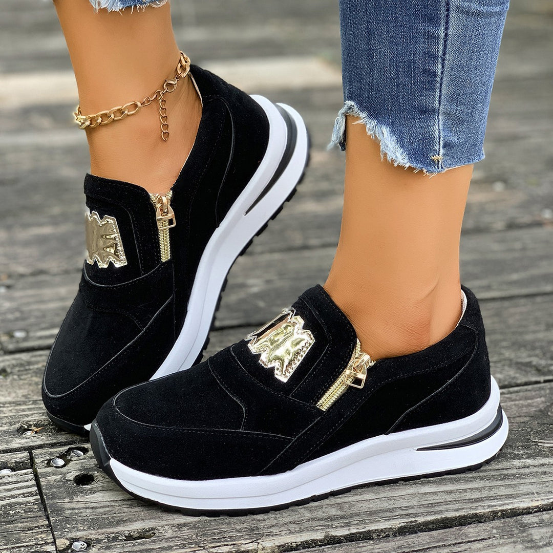 Damen Plateau-Slipper-Sneaker aus Veloursimitat mit seitlichem Zier-Reißverschluss und metallischer Applikation – Névara
