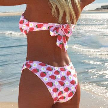 Damen Bandeau-Bikini mit hochgeschnittenen Pants und buntem Bedruck Echo Archiv