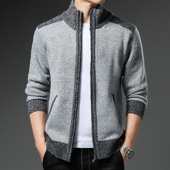 Herren Strickjacke mit hohen Kragen und praktischen Taschen Echoarchiv