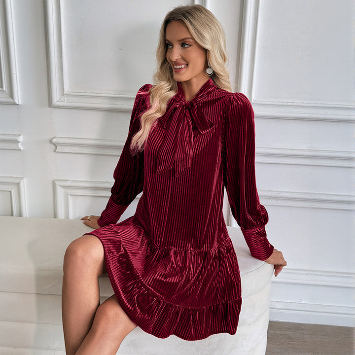 Damen Samt-Faltenkleid mit Schleifenkragen, Puffärmeln und stufigem Volantrock – Élara