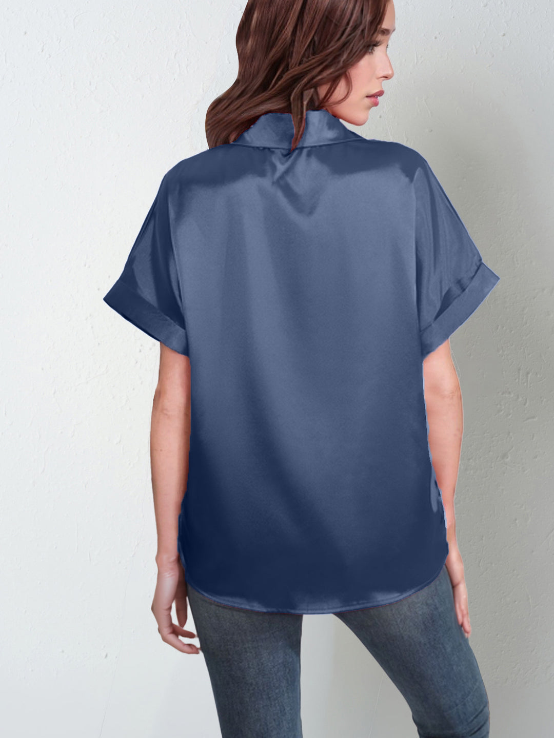 Damen Stilvolle Satinbluse mit kurzen Ärmeln und kravattenähnlichem Kragen Echo Archiv