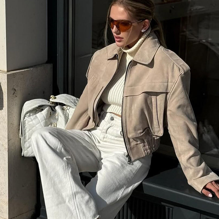 Damen Kurzblouson aus Veloursleder‑Optik mit Oversize‑Schulter und verdecktem Reißverschluss Echoarchiv