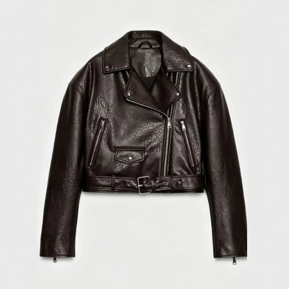 Damen Kurz geschnittene Bikerjacke aus Kunstleder mit Taillengürtel und asymmetrischem Reißverschluss Echoarchiv