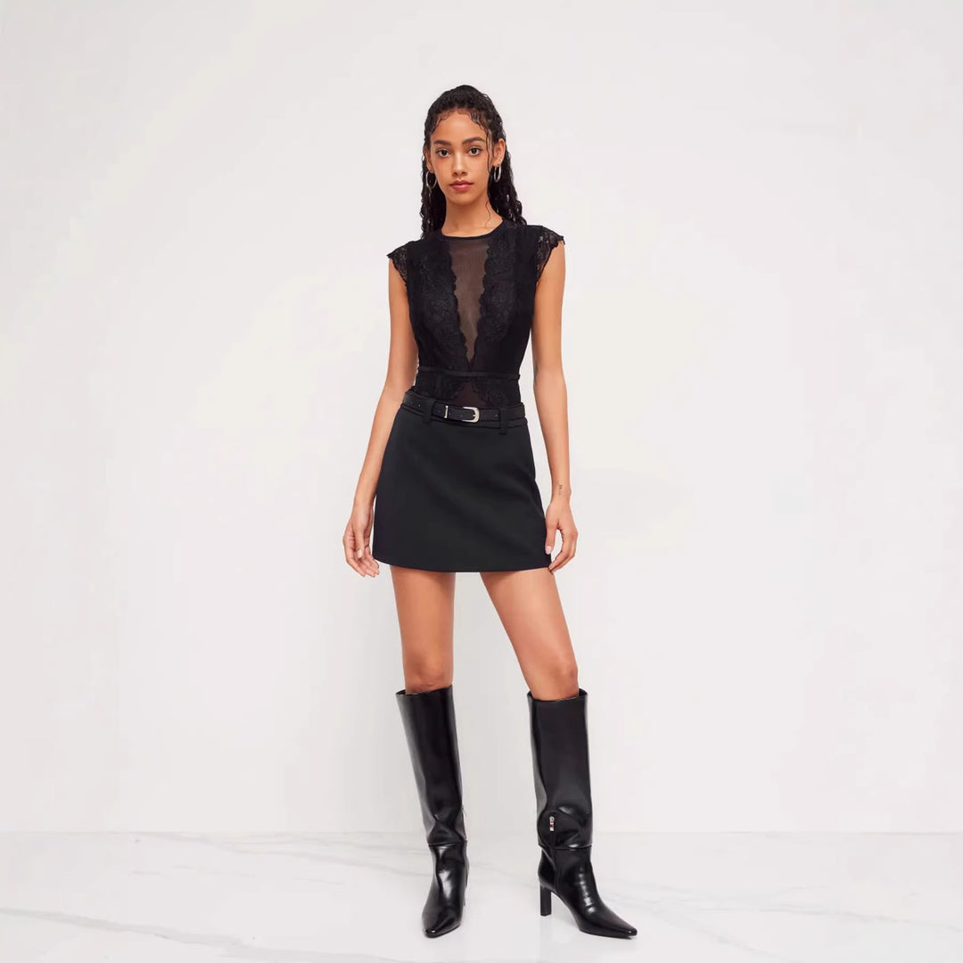 Damen Elegantes Spitzenbody mit tiefem V-Ausschnitt und zarten Rüschendetails Echo Archiv