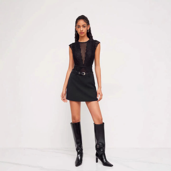 Damen Elegantes Spitzenbody mit tiefem V-Ausschnitt und zarten Rüschendetails Echo Archiv