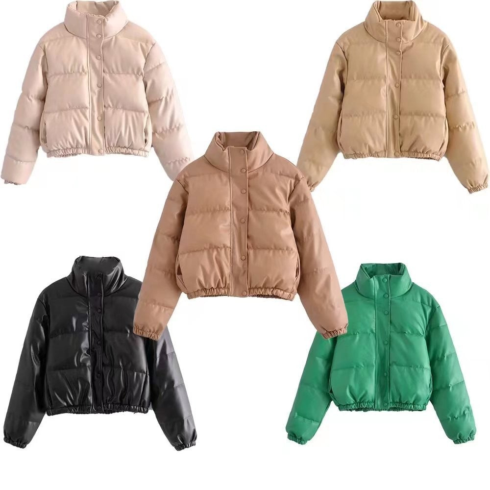 Damen kurze gesteppte Kunstleder-Steppjacke mit hohem Stehkragen, Druckknopf-Leiste und verstellbarem Kordelzugsaum – Célinea