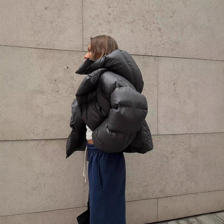 Damen oversized Daunenjacke mit hohem Kragen und voluminösen Ärmeln Echoarchiv