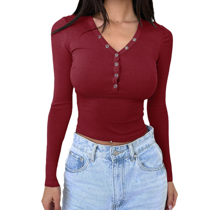 Damen tailliertes Ripp-Langarmshirt mit dekorativer Knopfleiste und Metallösen – Avérine
