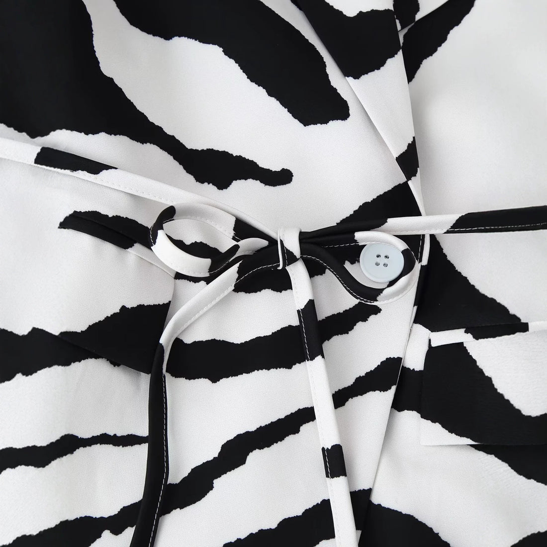 Damen Blazer mit Zebra-Print, tailliertem Bindegürtel und Cut-Out-Schultern Echo Archiv