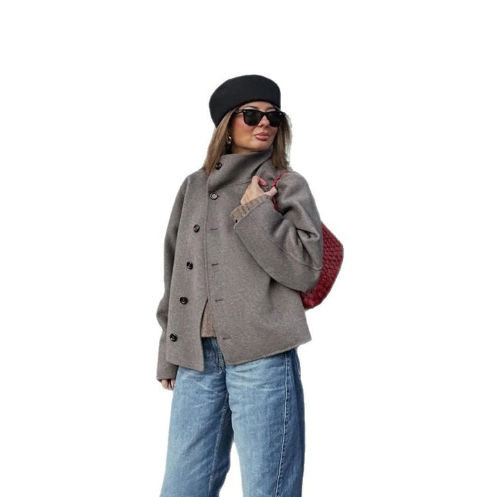 Damen Kurzer Wollmix-Mantel mit asymmetrischer Knopfleiste und hohem Stehkragen Echoarchiv