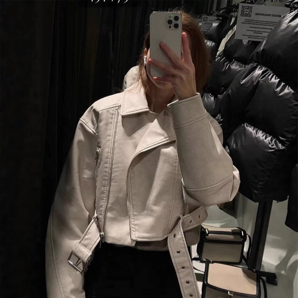 Damen Kurzgeschnittene Bikerjacke aus Kunstleder mit Taillengürtel Echoarchiv