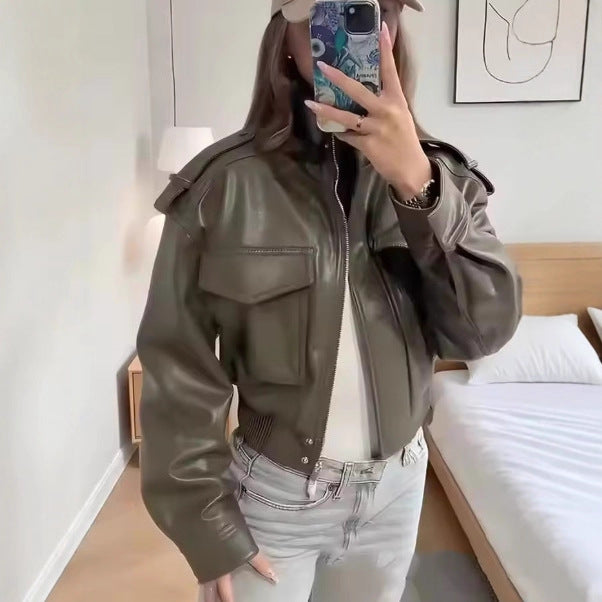 Damen nan kurz geschnittene Military-inspirierte Kunstlederjacke mit hohem Stehkragen, aufgesetzten Pattentaschen, Schulterklappen und geripptem Bund Echo Archiv
