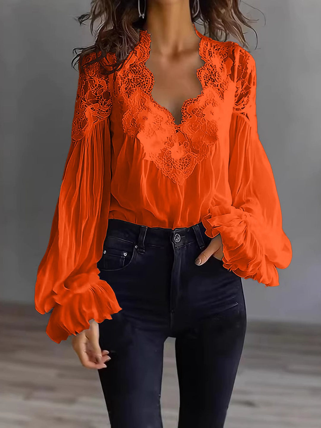 Damen Chiffon-Bluse mit Spitzen-V-Ausschnitt und weiten Plissee-Ärmeln Echo Archiv