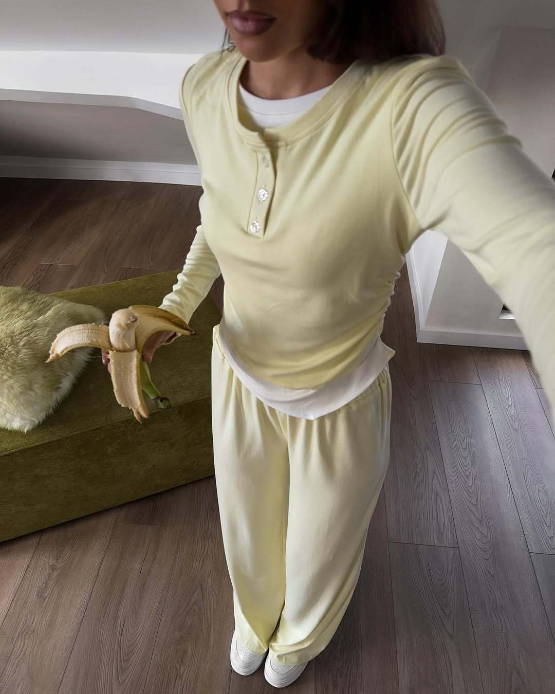 Damen Loungewear-Set aus weichem Modal mit Henley-Knopfleiste und weitem High‑Waist Loungehose – Élanora