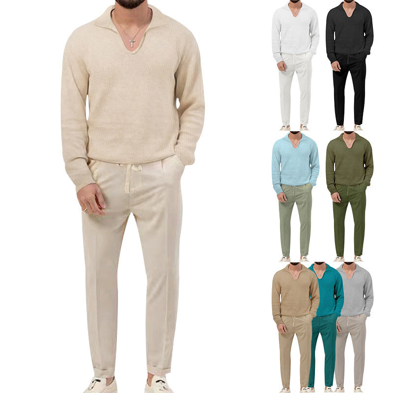 Herren gemütlicher Pullover mit V-Ausschnitt und eleganter Hosenkombination Echoarchiv