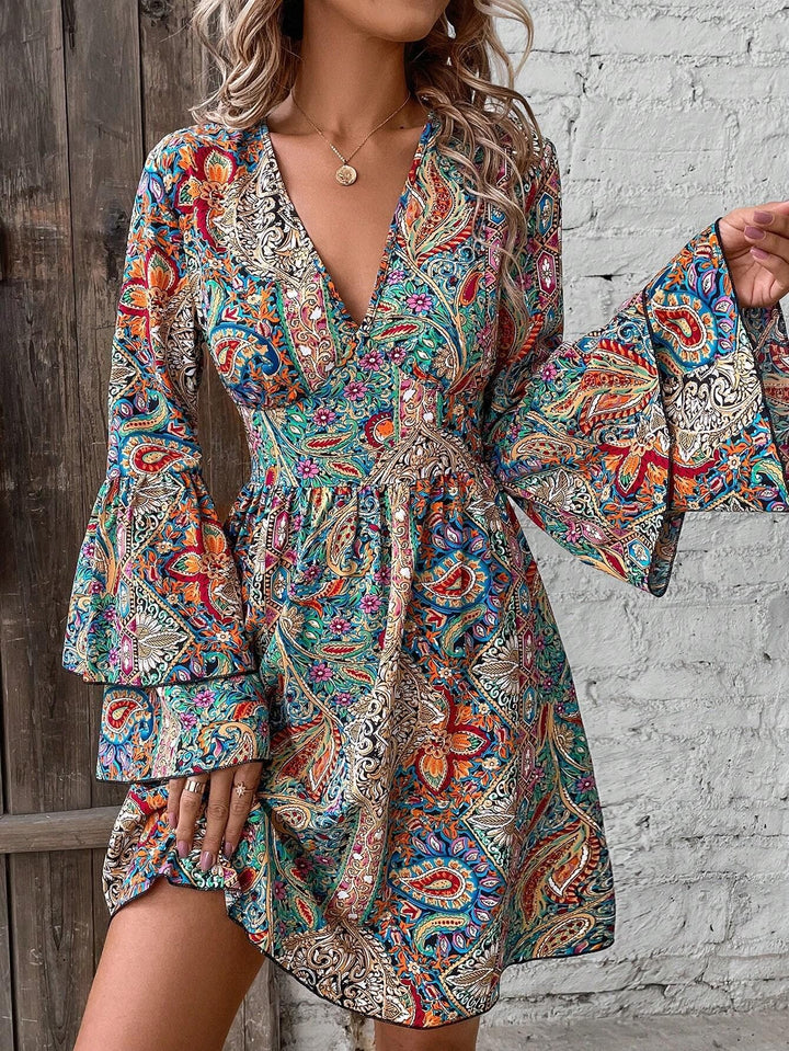 Damen nan Boho-Minikleid mit tiefem V-Ausschnitt, Trompetenärmeln und geraffter Taille Echo Archiv