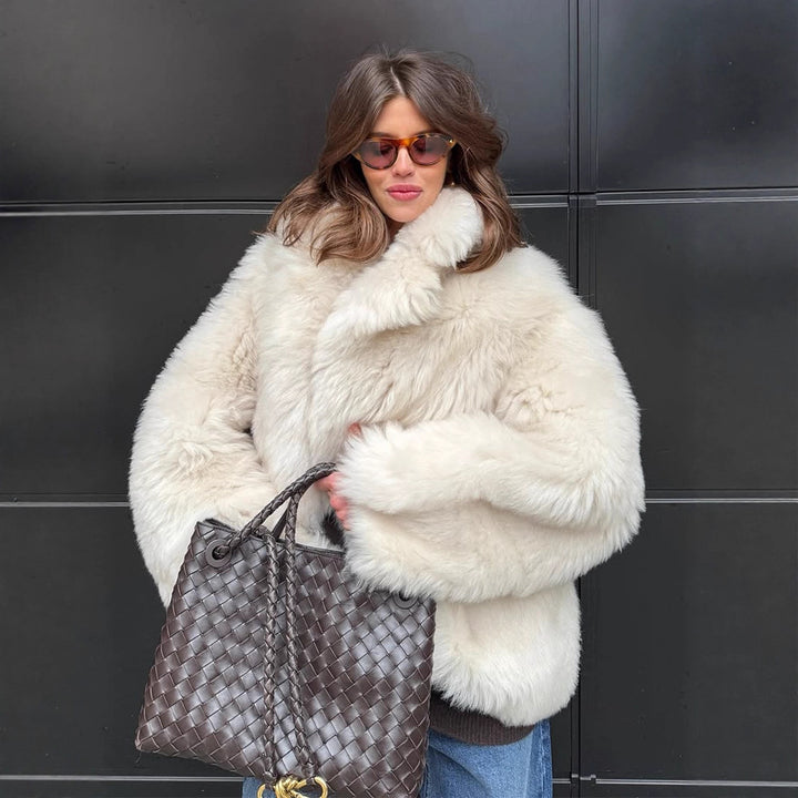Damen Kurzmantel aus voluminösem Faux‑Fur mit gerundetem Schalkragen und kastiger Silhouette Echoarchiv