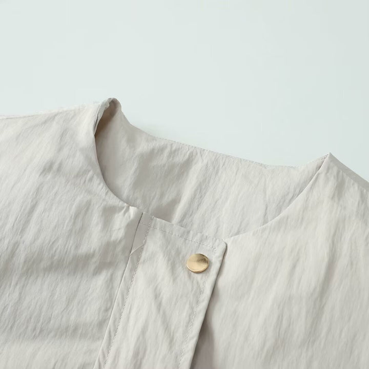Damen leichte Utility-Blousonjacke mit Rundhalsausschnitt, Druckknopfleiste und großen aufgesetzten Pattentaschen – Célinea