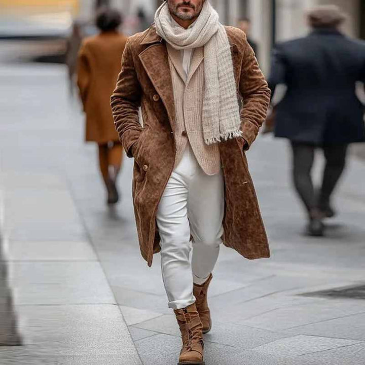 Herren Eleganter Wildleder-Mantel mit doppelter Knopfleiste und großzügigen Taschen Echoarchiv