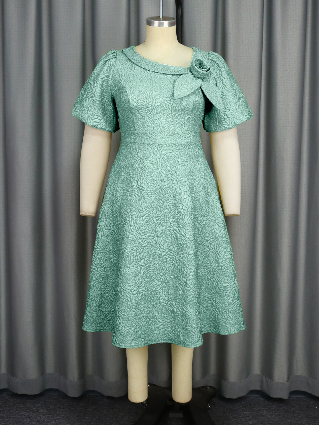 Damen Kleid mit elegantem Blumendruck und dekorativer Schleifenverzierung Echo Archiv