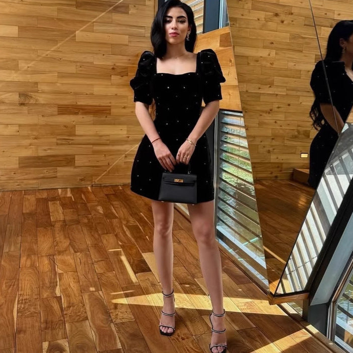 Damen Samtkleid mit Puffärmel und glitzernden Details Echo Archiv