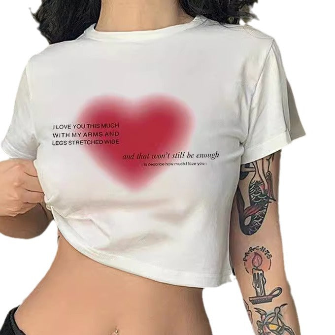 Damen Crop-T-Shirt mit verspieltem Lippenmotiv und modernem Schriftzug Echo Archiv