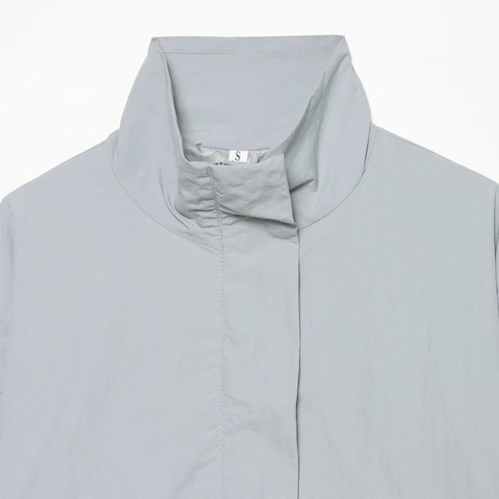 Damen Kurze funktionale Windjacke mit hohem Stehkragen und verdeckter Reißverschluss Echo Archiv