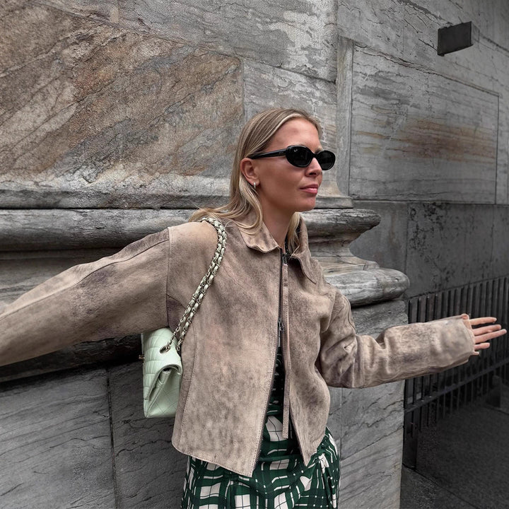 Damen Kurz geschnittene Velourslederjacke in Used‑Optik mit extra langen Ärmeln und Zwei‑Wege‑Reißverschluss Echoarchiv